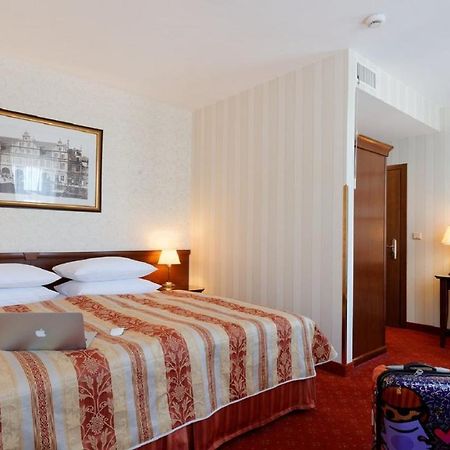 Hotel Wolne Miasto Old Town กดัญสก์ ภายนอก รูปภาพ