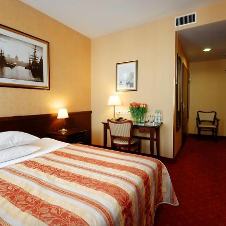 Hotel Wolne Miasto Old Town กดัญสก์ ภายนอก รูปภาพ