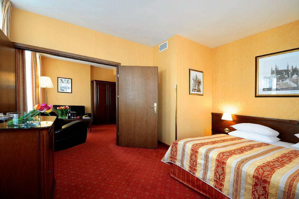 Hotel Wolne Miasto Old Town กดัญสก์ ภายนอก รูปภาพ