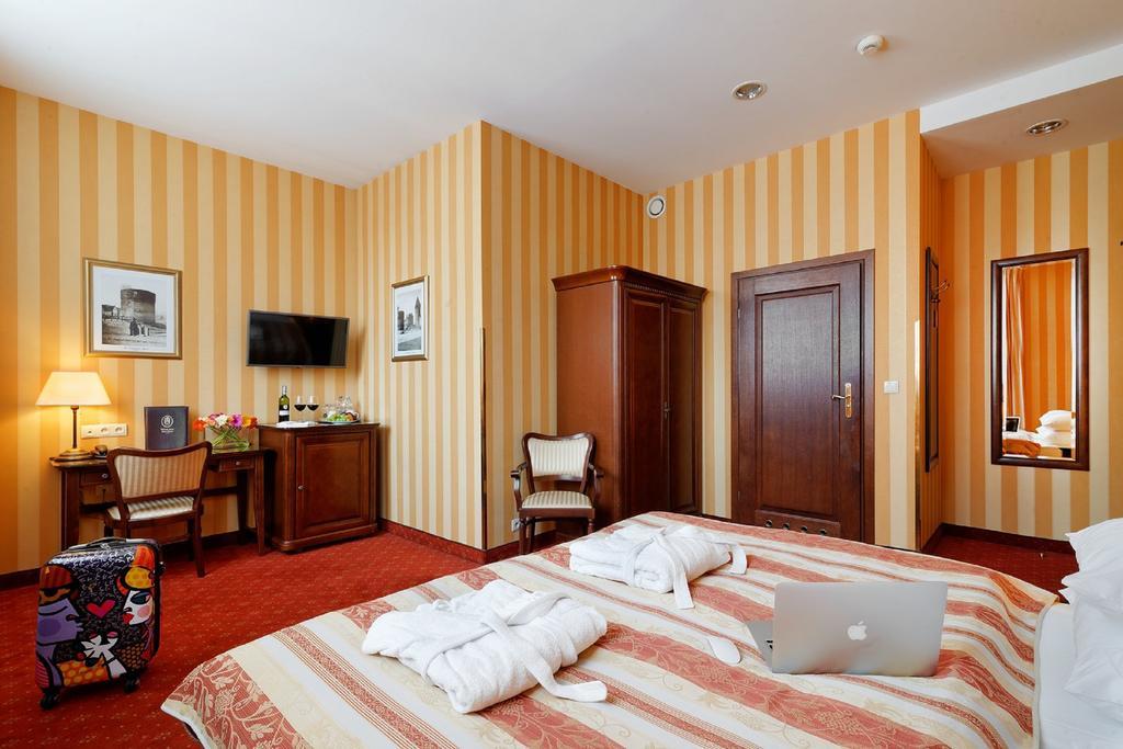 Hotel Wolne Miasto Old Town กดัญสก์ ภายนอก รูปภาพ