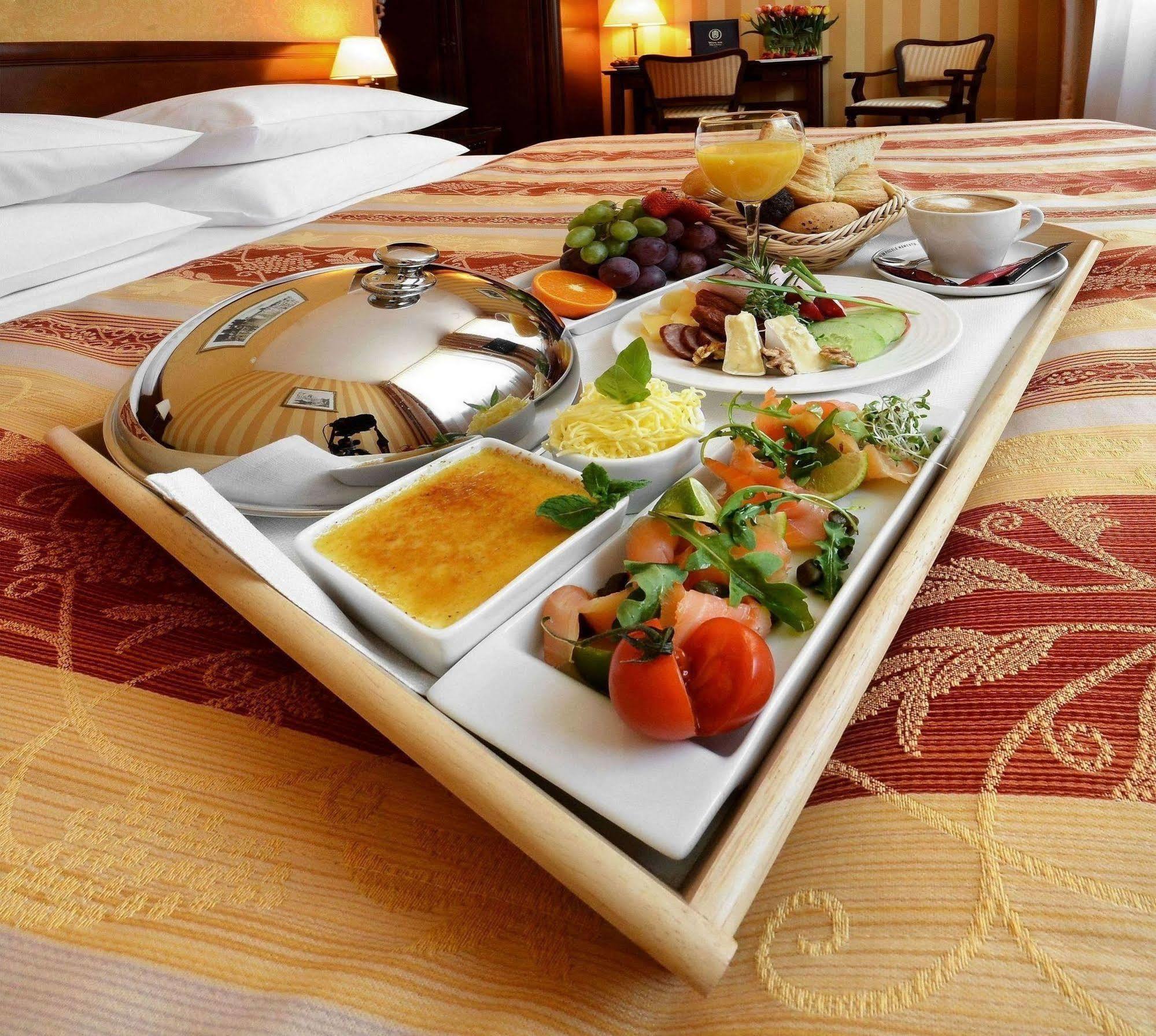 Hotel Wolne Miasto Old Town กดัญสก์ ภายนอก รูปภาพ