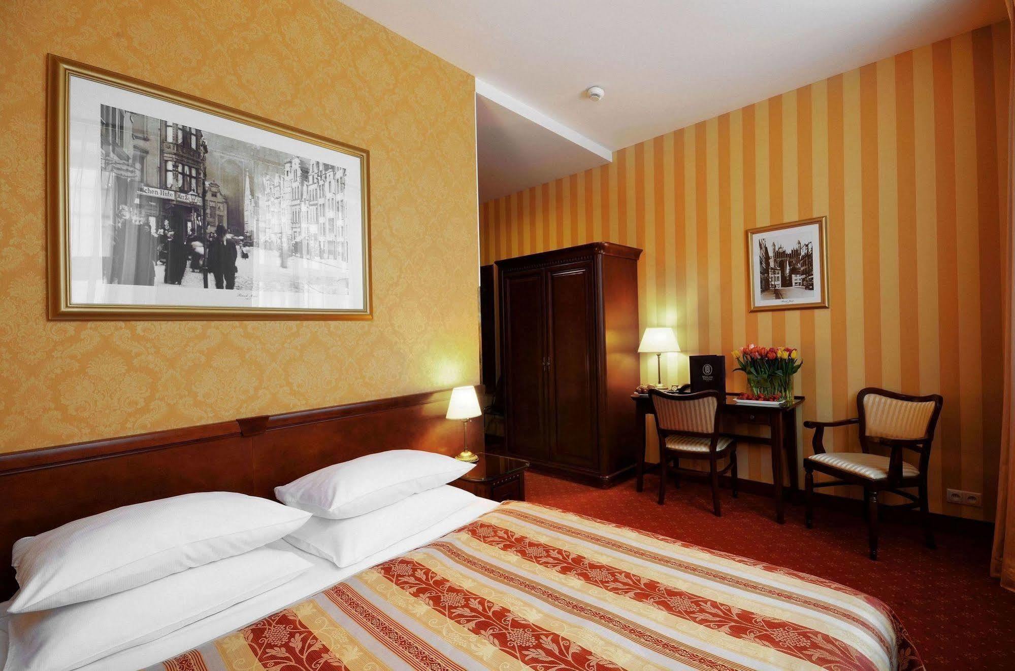 Hotel Wolne Miasto Old Town กดัญสก์ ภายนอก รูปภาพ
