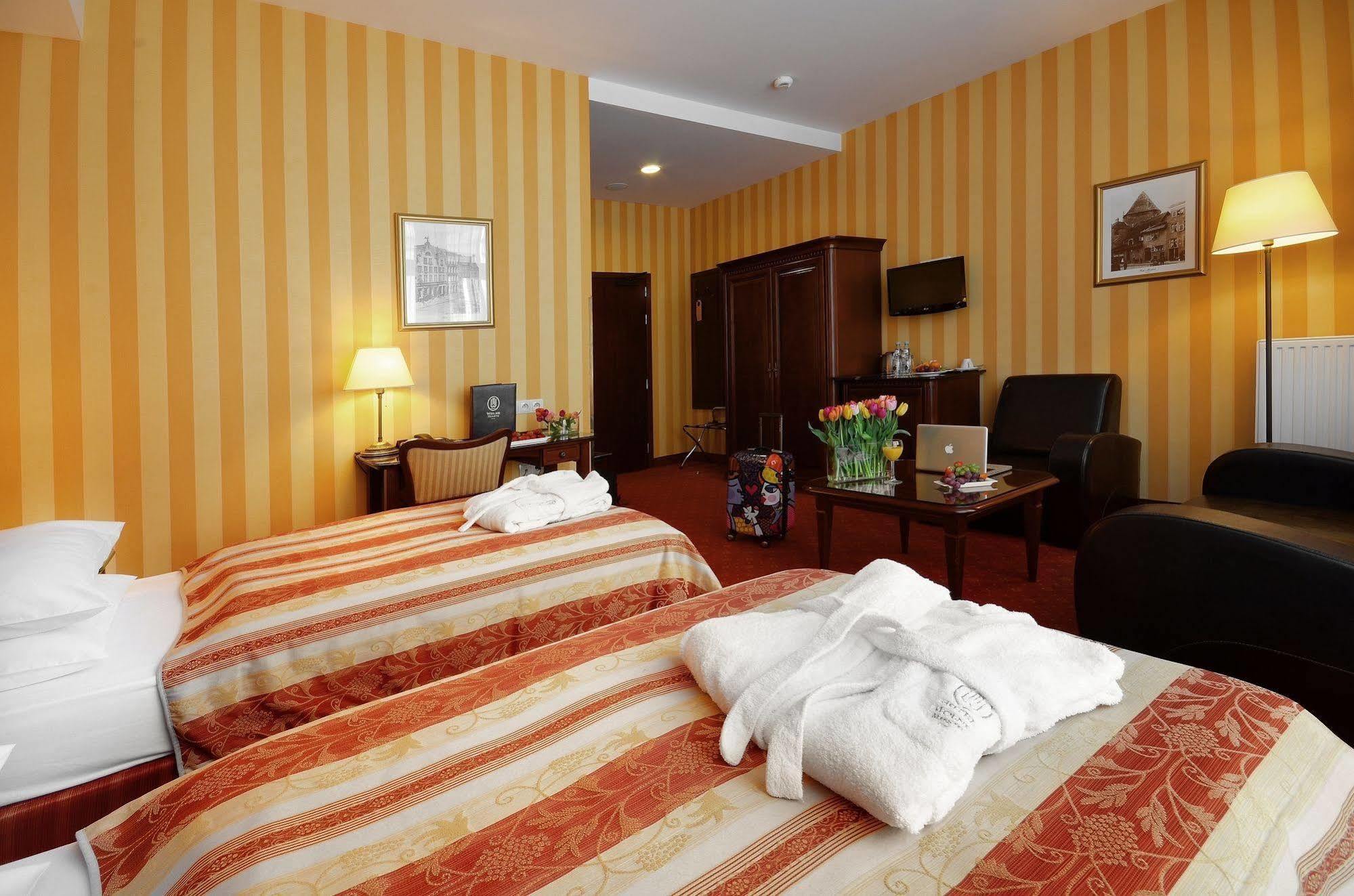 Hotel Wolne Miasto Old Town กดัญสก์ ภายนอก รูปภาพ