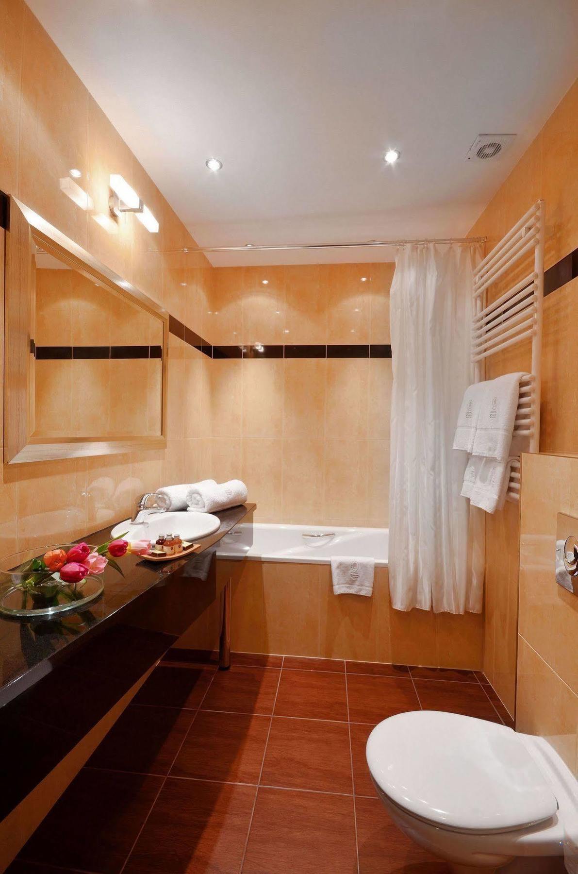 Hotel Wolne Miasto Old Town กดัญสก์ ภายนอก รูปภาพ