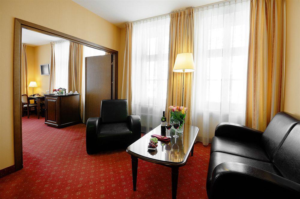 Hotel Wolne Miasto Old Town กดัญสก์ ภายนอก รูปภาพ